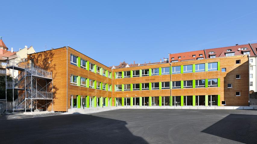 Das Maria-Ward-Gymnasium in Wöhrd ist eine staatlich anerkannte Privatschule in der Trägerschaft der Erzdiözese Bamberg und steht auch nichtkatholischen Schülerinnen offen. Die Schule vereint Gymnasium, Realschule und Grundschule. Zur Homepage des Maria-Ward-Gymnasiums .