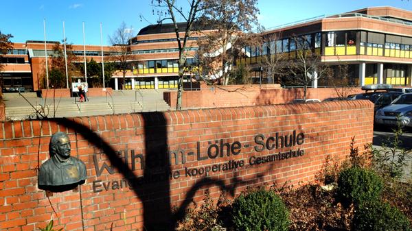 Die Wilhelm-Löhe-Schule im Stadtteil Kleinweidenmühle ist eine staatlich anerkannte private kooperative Gesamtschule unter evangelischer Trägerschaft und wurde 1901 gegründet. Das Schulgebäude liegt nahe der Deutschherrnwiese. Zur Homepage der Wilhelm-Löhe-Schule.