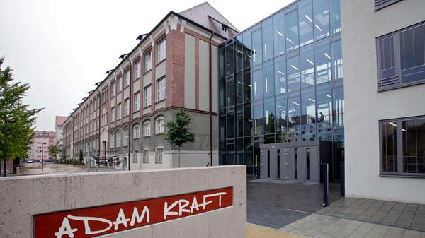 Die Adam-Kraft-Realschule im Nürnberger Südosten ist eine Ganztagsschule, sprich: Unterricht, Lernzeiten und Pausen mit freien Angeboten wechseln sich am Vormittag und am Nachmittag ab. Zur Homepage der Adam-Kraft-Realschule.