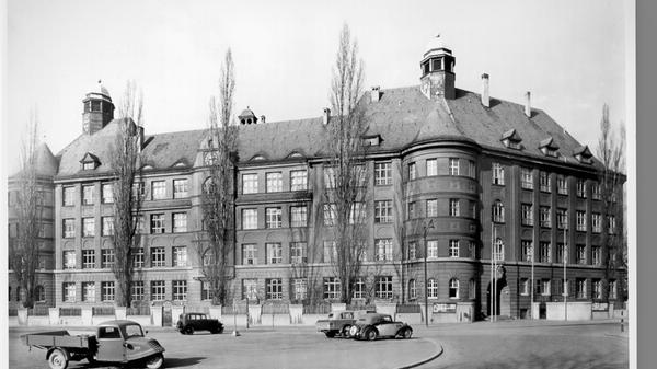 Am 17. September 1952 begann der Unterricht an der Gewerberealschule am Bielingplatz 2, das 1914 gebaut worden war. 1965 wurde sie in Peter-Vischer-Realschule umbenannt. 1969, wurde ein Städtisches Gymnasium mit einem mathematisch-naturwissenschaftlich und einem neusprachlichen Zweig an die Schule angeschlossen. Von da an hieß sie Peter-Vischer-Schule. Zur Homepage der Peter-Vischer-Realschule.