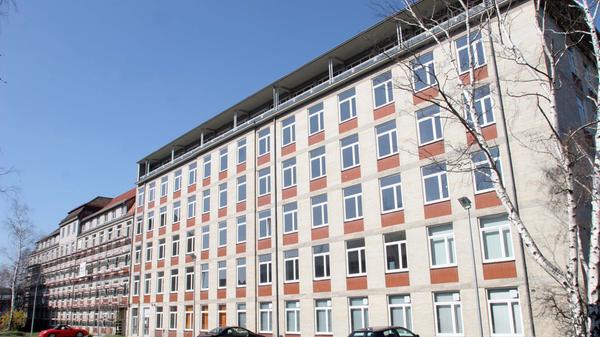 Die staatliche Geschwister-Scholl-Realschule im Stadtteil Muggenhof realisiert seit 2003/2004 das Projekt Ganztagsschule. Dazu gehört unter anderem die sogenannte SPRINT-Klasse, die aus 15 Jugendlichen besteht, die als Wirtschaftsmigranten oder Geflüchtete erst seit Kurzem in Deutschland leben. Zur Homepage der Geschwister-Scholl-Realschule.