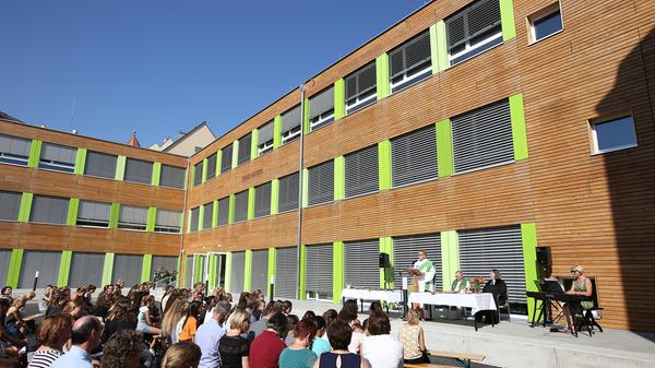 Die Maria-Ward-Realschule ist eine staatlich anerkannte Privatschule in der Trägerschaft der Erzdiözese Bamberg und steht auch nichtkatholischen, aber ausschließlich Schülerinnen offen. Die Schule vereint Gymnasium, Realschule und Grundschule. Zur Homepage der Maria-Ward-Schule.