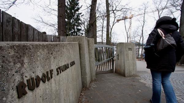 Die Rudolf-Steiner-Schule ist eine private, staatlich genehmigte freie Waldorfschule im Nürnberger Osten. Sie arbeitet nach den Grundsätzen der von Rudolf Steiner begründeten Waldorfpädagogik. Zur Homepage der Rudolf-Steiner-Schule.