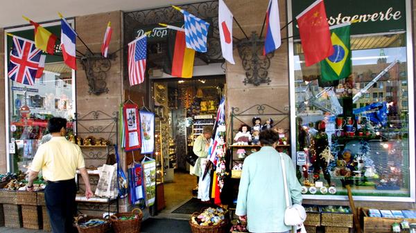 In die Hans-Sachs-Gasse 5 zog ein Geschäft für Haushaltswaren und blieb dort viele Jahrzehnte. Inzwischen verkauft der "Werkstattladen" dort Holzspielzeug – in der Hans-Sachs-Gasse lassen sich folglich auch heutzutage noch gute Geschäfte machen.