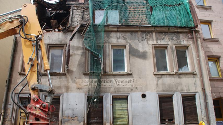 Auch das Haus mit der Gaststätte in der Kirschgartenstraße 39 steht seit 2010 nicht mehr. Was bleibt, sind Bilder aus den letzten Tagen der verfallenen "Restauration Freischütz". Leser Wolfgang Cibura schoss sie kurz vor dem Abriss.