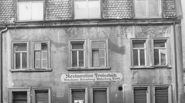 Warum kauft man ein Haus mit einer Gaststätte und lässt es dann 40 Jahre leerstehen? Gisela G. und ihr Mann Herbert haben das getan. Niemand kann sie mehr fragen. Die Nürnberger sind schon verstorben. Bereits zu Lebzeiten wichen sie einer Antwort aus. Die G.s galten in der Nachbarschaft als schwierige Leute. Bis in die 60er Jahre hatten im "Freischütz" allabendlich die Bierkrüge geklappert. Er war eine typische Schankwirtschaft der Stadt. Doch dann ließ die Familie G. das Gebäude verlottern.