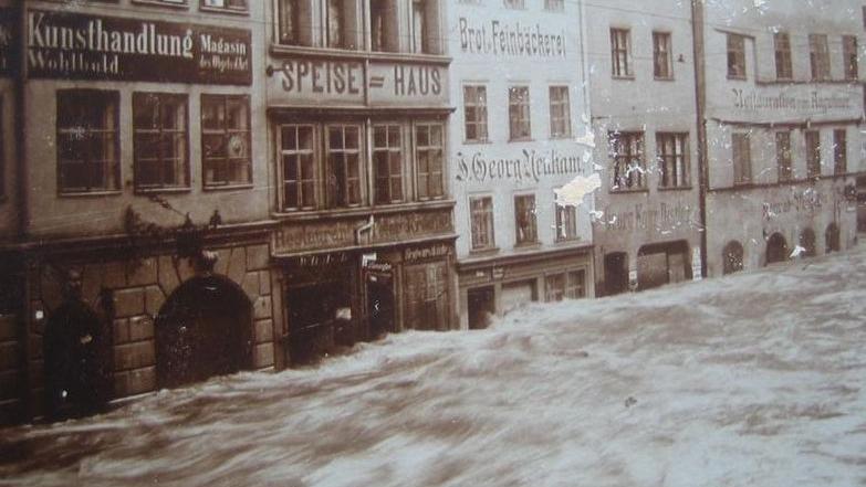 Am 5. und 6. Februar vor 111 Jahren stand die Augustinerstraße unter Wasser – die Wellen und Schaumkronen sind aber höchstwahrscheinlich nachträglich hinzugefügt worden, um der Szenerie noch mehr Dramatik zu verleihen.