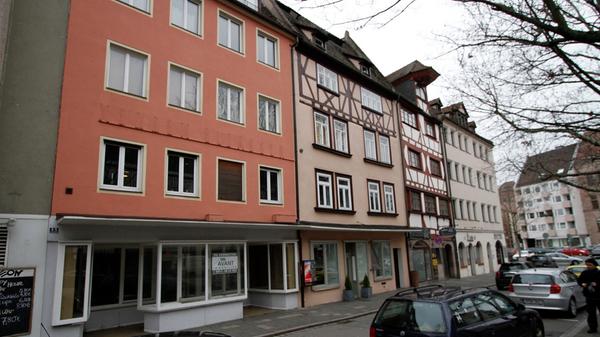 Verändert hat sich seitdem viel. Das imposante Finanzamtsgebäude auf der Nordseite etwa ging unter; an seiner Stelle steht seit 1965 ein Parkhaus. Auf der Südseite hat die Straße ihre frühere Anlage als Laden- und Restaurantzeile vergleichsweise gut bewahrt, wie das aktuelle Foto zeigt.