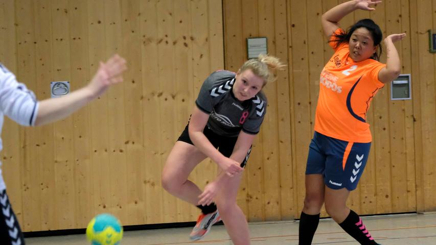 In der Handball-BOL verlor die HSG Pyrbaum-Seligenporten ihr Heimspiel gegen den HC Weiden (orange.