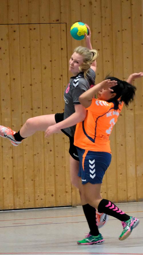 In der Handball-BOL verlor die HSG Pyrbaum-Seligenporten ihr Heimspiel gegen den HC Weiden (orange.