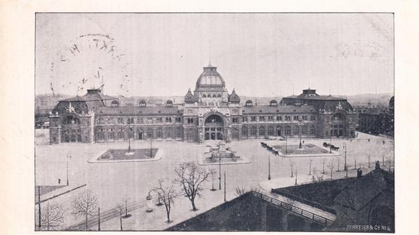 Was hat sich Nürnbergs Nahverkehrszentrum gewandelt. Kurz nach 1900 konnte man in den vornehmen Bahnhofsläden vor allem Tabak, Pralinen und Reiselektüre kaufen. Im erlesenen Jugendstilsaal nahmen Fahrgäste und Einheimische Ochsenmaulsalat und Roastbeef zu sich. Durch die hohen Hallen flanierten Menschen und bestaunten die Architektur. Es gab viel zu sehen im Hauptbahnhof, der 1906 nach sechs Jahren Bauzeit eröffnet wurde. Um den Verkehr während der Arbeiten aufrechtzuerhalten, legten die Planer den neuen Bahnhof kurzerhand um das Gebäude des alten. Als der Neubau so weit funktionstüchtig war, konnte das Vorgängergebäude abgerissen werden. Auf einem Areal von 10.180 Quadratmetern erstreckte sich nun das neue dreiflügelige Empfangsgebäude im Neo-Renaissance-Stil – der alte Centralbahnhof an derselben Stelle hatte es nur auf knapp ein Fünftel der Fläche gebracht.