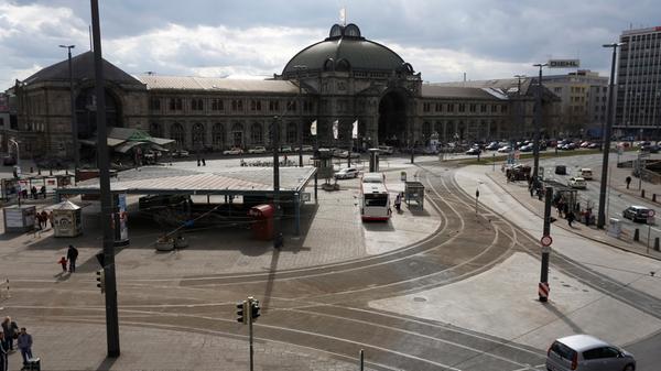Und heute? Menschenströme in den Gängen, Ramschläden und Fast-Food-Buden, dazwischen durchdringende Lautsprecherdurchsagen. Es ist stressiger geworden rund um Nürnbergs Zentrum.