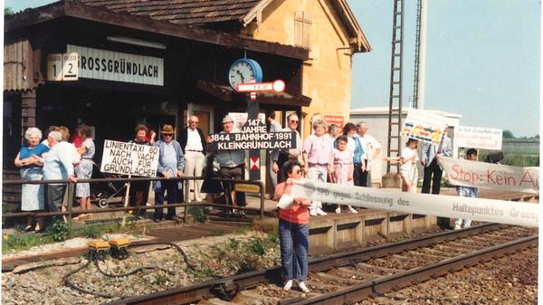 Dass ihr Bahnhof geschlossen werden sollte, gefiel den Groß- und Kleingründlachern überhaupt nicht. Wie das Bild von Leser Walter Dipping zeigt, begehren die Bürger gegen das Vorhaben auf. Für viele Anwohner war die Bahn eine Möglichkeit, bequem und schnell nach Nürnberg, Fürth oder Erlangen zu kommen – zum Beispiel zur Universität. Doch all der Protest nützte nichts ...