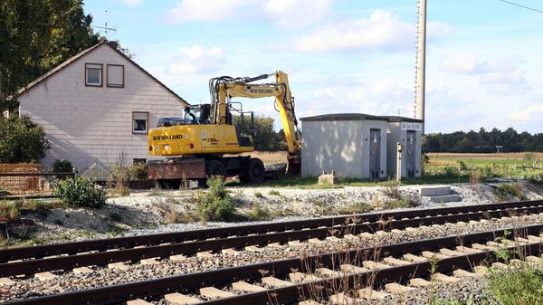 Es ging dem Vorstadt-Bahnhof an den Kragen. Wer heute mit den öffentlichen Verkehrsmitteln nach Fürth oder Nürnberg möchte, muss den Bus nehmen. Das Wärterhäuschen und die Wartehalle wurden später abgerissen. Im Zuge der Streckenerneuerung wurden dann auch die anderen Anlagen entfernt.