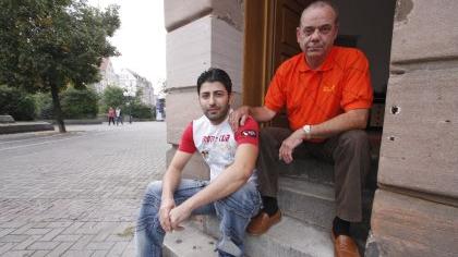 Dana Karim (links) hat bei Klaus Böhme vor Jahren eine Ersatzfamilie gefunden. Inzwischen hat der Iraker selbst eine Vormundschaft übernommen.