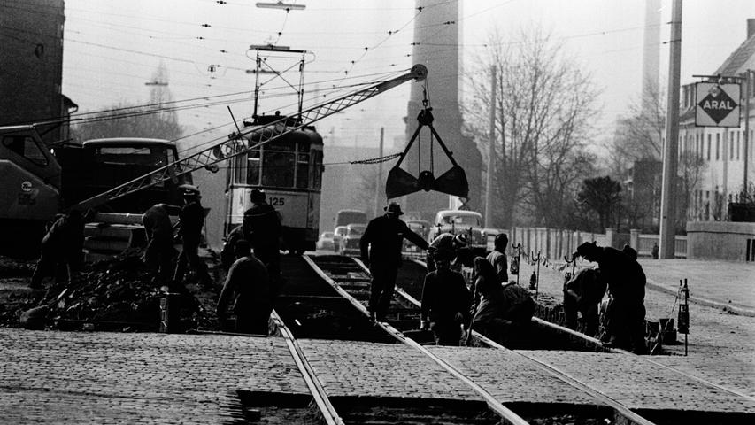 Einst war die Ostendstraße ein Industrieareal.  Auf dem Gelände links von der Zentrale der Nürnberger Versicherung mit dem markanten Turm war die Firma Staub & Co.-Silbermann beheimatet. Gegenüber der Chemikalienhandlung lag das Coca-Cola-Areal.