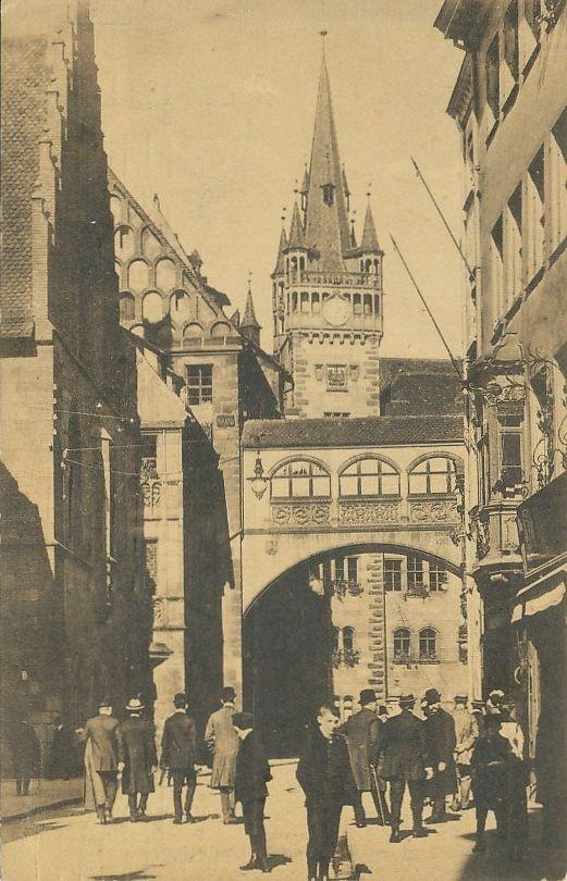 Wer vor rund 70 Jahren unter dem Durchgang vom Wolff’schen zum Pylipp’schen Bau hindurchblickte, der sah ein großes, fast schon wuchtig wirkendes Gebäude – den Essenwein-Bau, der erst im Jahr 1890 fertiggestellt worden war. Die Industrialisierung hatte die Menschen damals in Scharen in die Städte gelockt. Die Einwohnerzahl schoss rasant in die Höhe. Lebten etwa im Jahr 1812 gerade einmal 26.000 Menschen in Nürnberg, wurde im Laufe des Jahres 1881 bereits die Marke von 100.000 Einwohnern erreicht. Knapp 20 Jahre später waren es sogar schon über 250.000 Menschen. Die Stadtverwaltung musste damals dringend aufrüsten. Es war nur eine logische Folge, dass zu der Zeit auch Rathaus-Neubauten in Auftrag gegeben wurden. Dieses Foto wurde im Dezember 1961 in der Zeitung veröffentlicht. Es zeigt das Richtfest für den ehemaligen Essenwein-Bau am Fünferplatz 2.