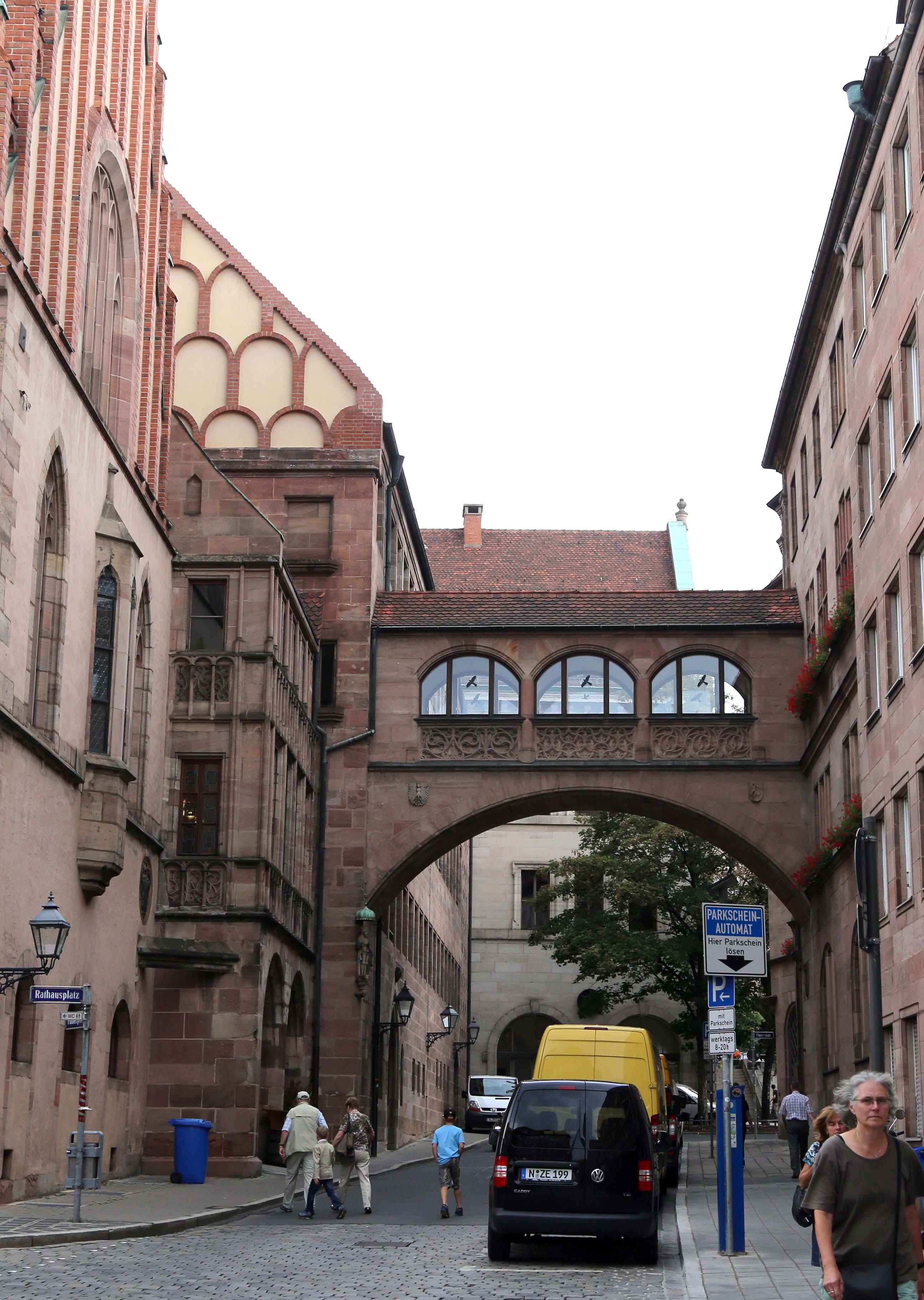 Im Zweiten Weltkrieg brannte der gesamte Rathauskomplex aus. Die Verantwortlichen standen vor riesigen Trümmerhaufen – und vor der Frage, welche Gebäude sie in welcher Form rekonstruieren wollten. Die Ruine wurde nach dem Krieg abgetragen und machte einem Nachfolgebau Platz. Weil die Theresienstraße vergrößert werden musste, wurde der Gebäudeflügel verkürzt. Vor 51 Jahren wurde der fertige Bau dann übergeben.