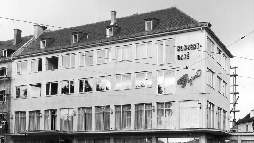 Hier haben ab 1954 die feinen Nürnberger diniert und dabei gediegene Unterhaltungsmusik genossen. Das Konzert-Café Bijou ist längst Vergangenheit, heute ...