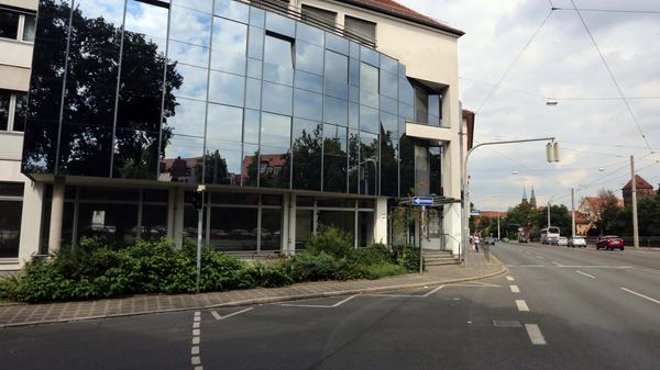 ... dient der Spittlertorgraben 39 gewerblichen Zwecken. Über die Architektur wurde Anfang der 1990er Jahre heftig diskutiert.