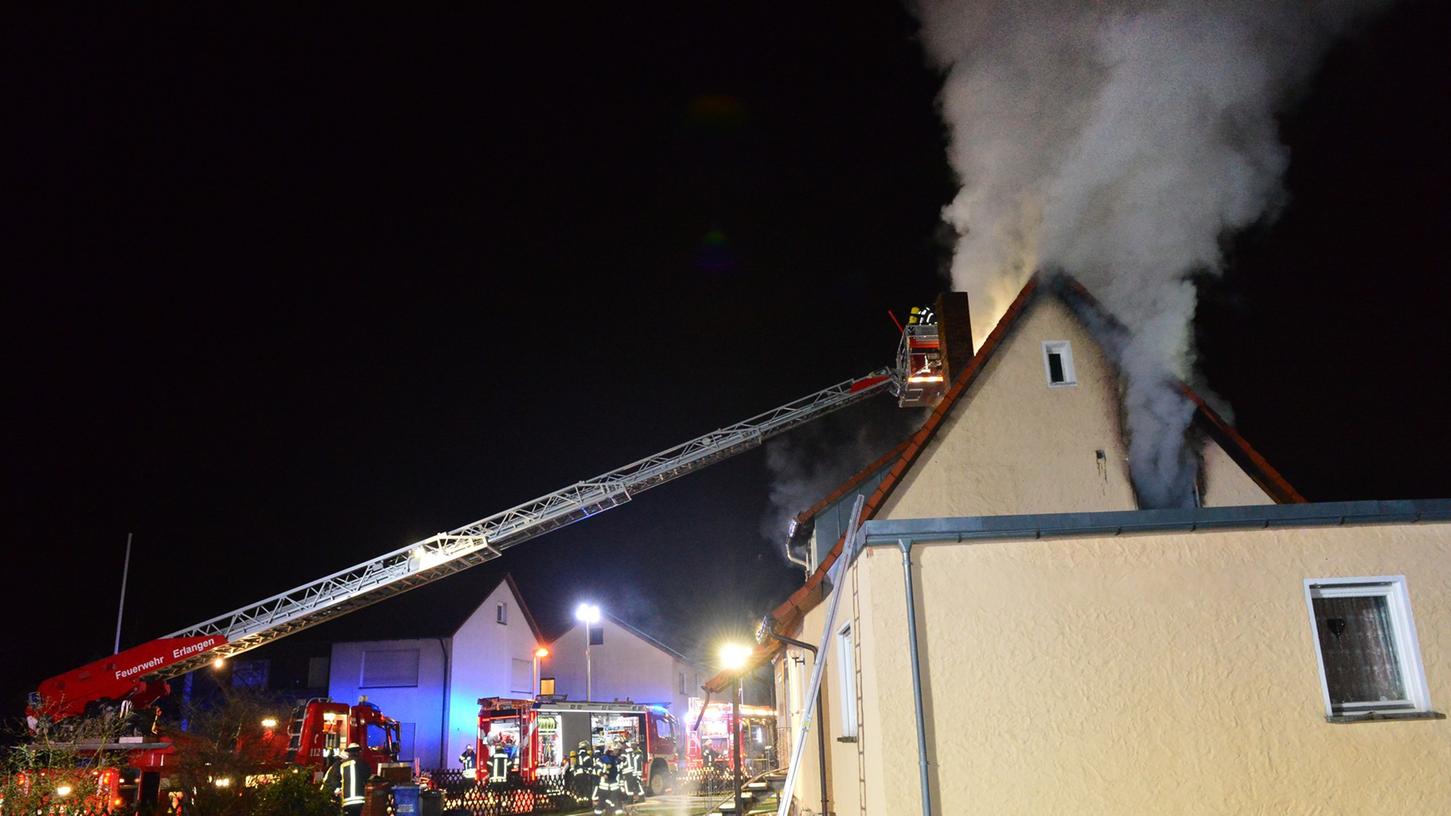 Bei einem nächtlichen Wohnhausbrand im Erlanger Stadtteil Dechsendorf ist hoher Sachschaden entstanden.