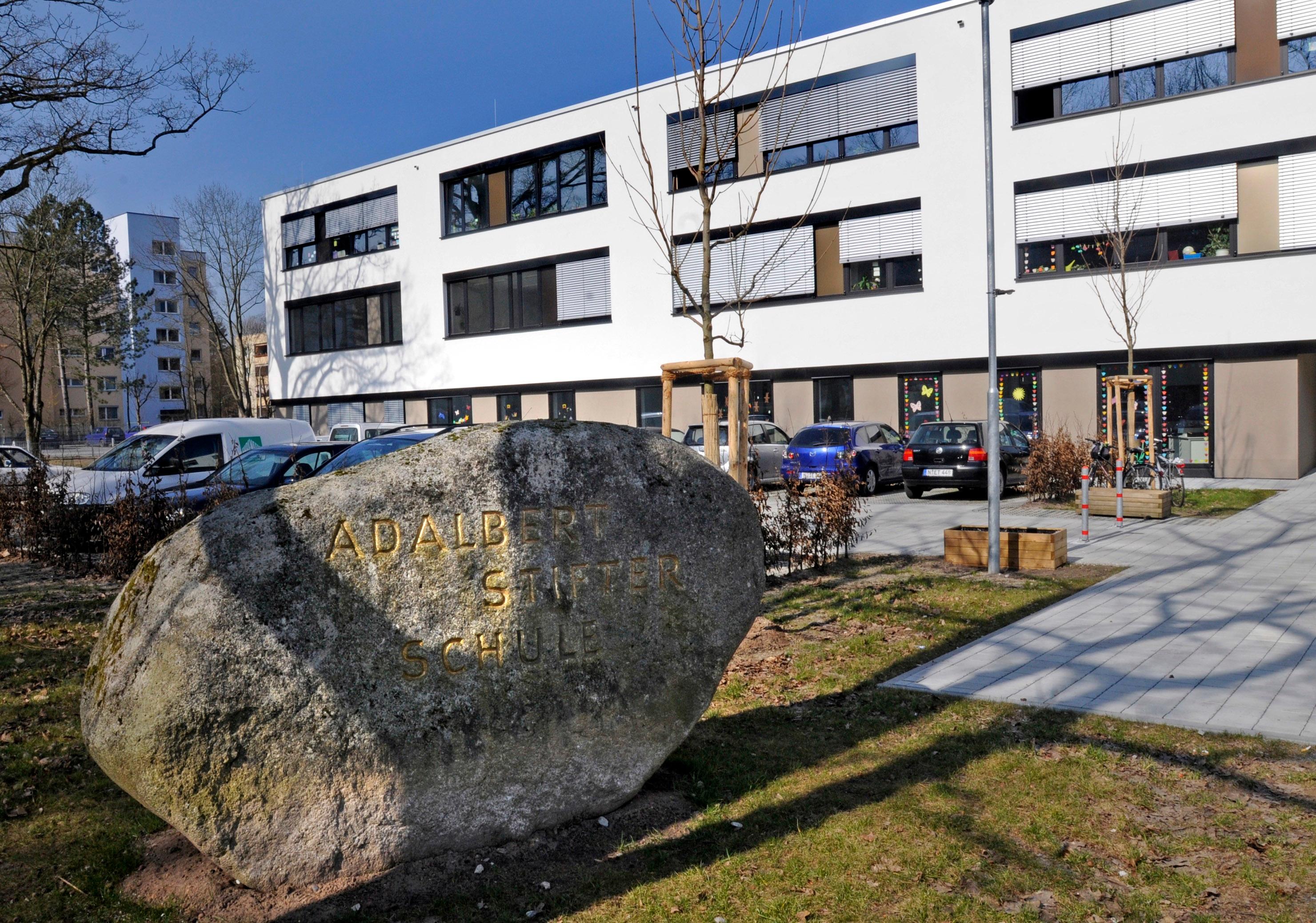 Die Adalbert-Stifter-Schule ist eine Grund- und Mittelschule im Stadtteil Langwasser. Die Mittelschule hat etwa 400 Schüler, die Grundschule besuchen etwa 190 Kinder. Respekt und Achtung sind Grundlage des Zusammenlebens an der Schule. Zur Homepage der Adalbert-Stifter-Schule.