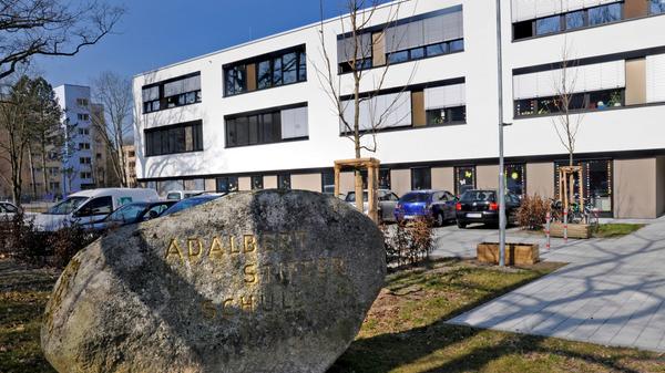 Die Adalbert-Stifter-Schule ist eine Grund- und Mittelschule im Stadtteil Langwasser. Die Mittelschule hat etwa 400 Schüler, die Grundschule besuchen etwa 190 Kinder. Respekt und Achtung sind Grundlage des Zusammenlebens an der Schule. Zur Homepage der Adalbert-Stifter-Schule.