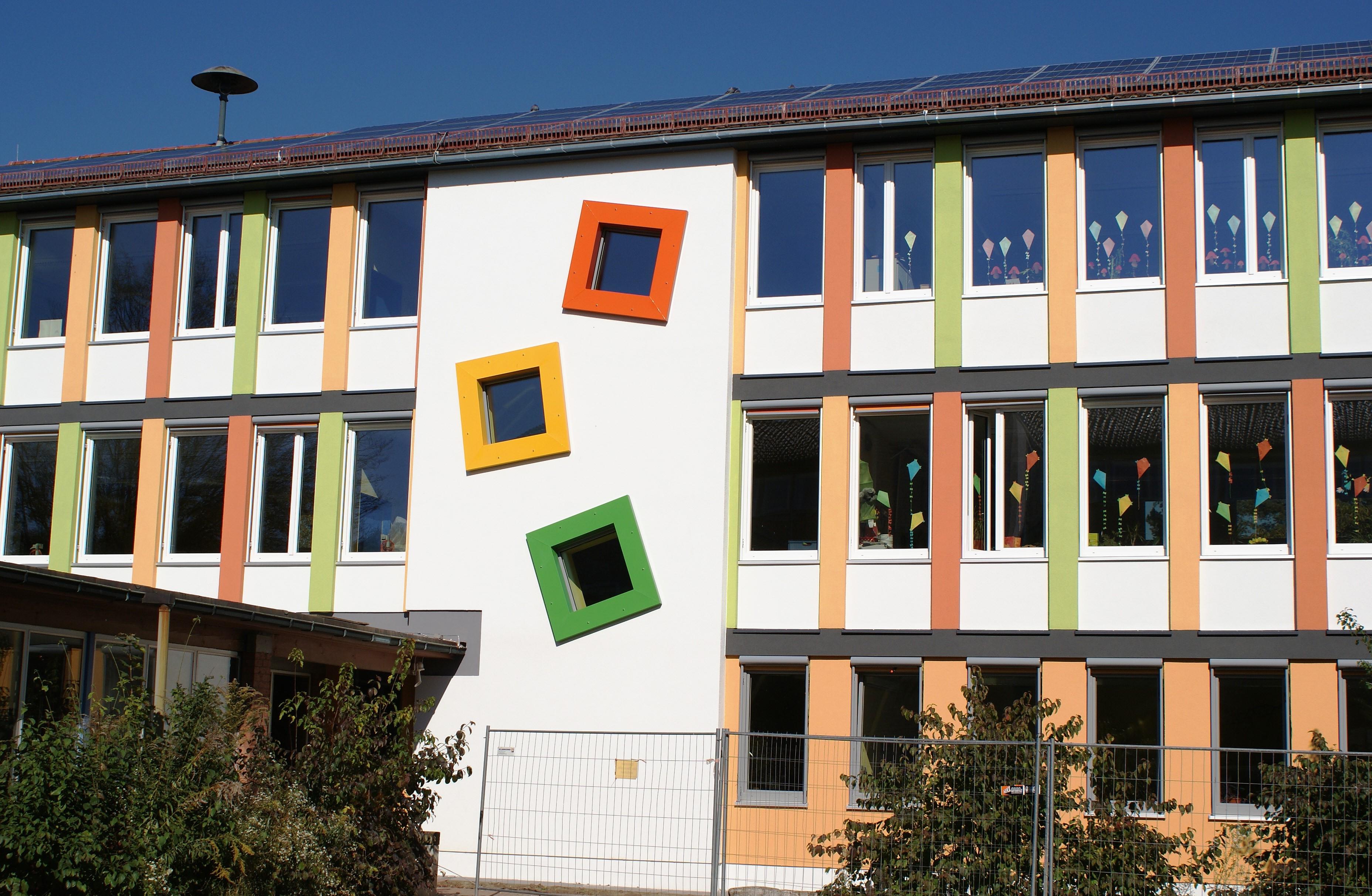 Die Grundschule Altenfurt an der Hermann-Kolb-Straße hat etwa 250 Schüler in zwölf Klassen. Auf Musik wird großen Wert gelegt - so gibt es einen eigenen Schulchor und Konzerte. Zur Homepage der Grundschule Altenfurt.