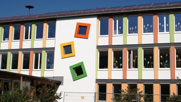 Die Grundschule Altenfurt an der Hermann-Kolb-Straße hat etwa 250 Schüler in zwölf Klassen. Auf Musik wird großen Wert gelegt - so gibt es einen eigenen Schulchor und Konzerte. Zur Homepage der Grundschule Altenfurt.