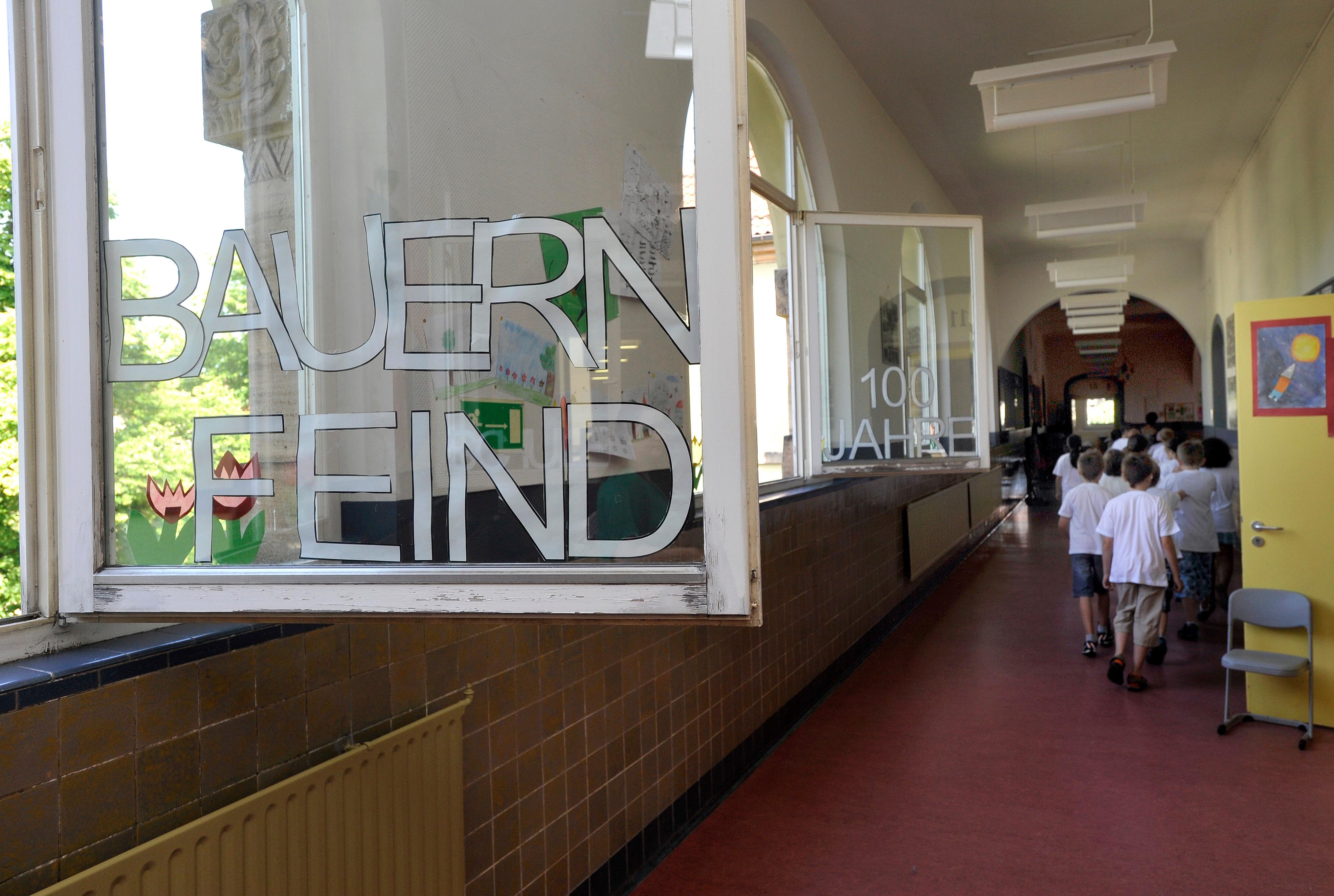 In der Bauernfeindschule im Süden der Stadt werden 250 Mädchen und Jungen unterrichtet. Die Einrichtung ist eine "Musikalische Grundschule" mit dem zusätzlichen Schwerpunkt einer nachhaltigen sprachlichen Bildung aller Kinder. Zur Homepage der Bauernfeindschule.