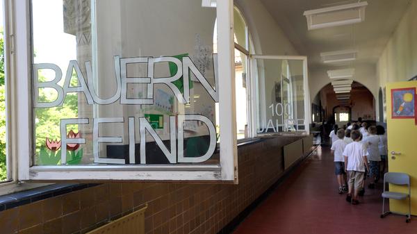 In der Bauernfeindschule im Süden der Stadt werden 250 Mädchen und Jungen unterrichtet. Die Einrichtung ist eine "Musikalische Grundschule" mit dem zusätzlichen Schwerpunkt einer nachhaltigen sprachlichen Bildung aller Kinder. Zur Homepage der Bauernfeindschule.