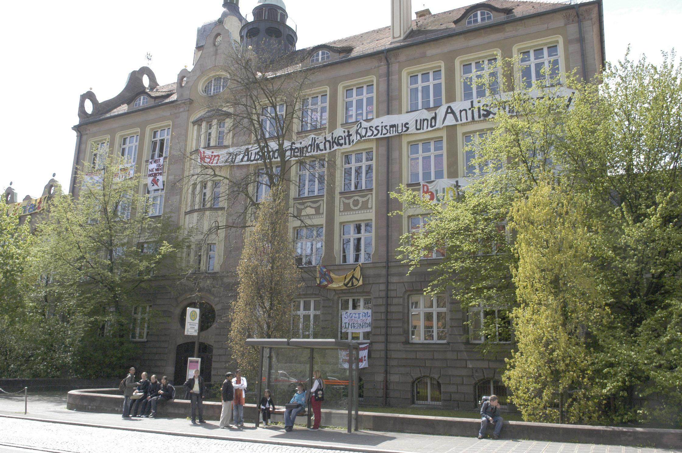 Die Bismarckschule im Stadtteil Schoppershof besuchen etwa 350 Mädchen und Jungen. Die Einrichtung hat das Schulprofil Inklusion: Hier findet jedes Schulkind die passenden Lernangebote - entweder in Regelklassen, in einer Sprachlernklasse oder in einer jahrgangsgemischten Klasse. Zur Homepage der Bismarckschule.