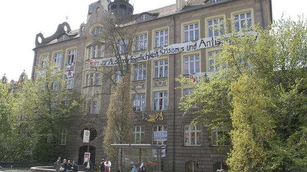 Die Bismarckschule im Stadtteil Schoppershof besuchen etwa 350 Mädchen und Jungen. Die Einrichtung hat das Schulprofil Inklusion: Hier findet jedes Schulkind die passenden Lernangebote - entweder in Regelklassen, in einer Sprachlernklasse oder in einer jahrgangsgemischten Klasse. Zur Homepage der Bismarckschule.