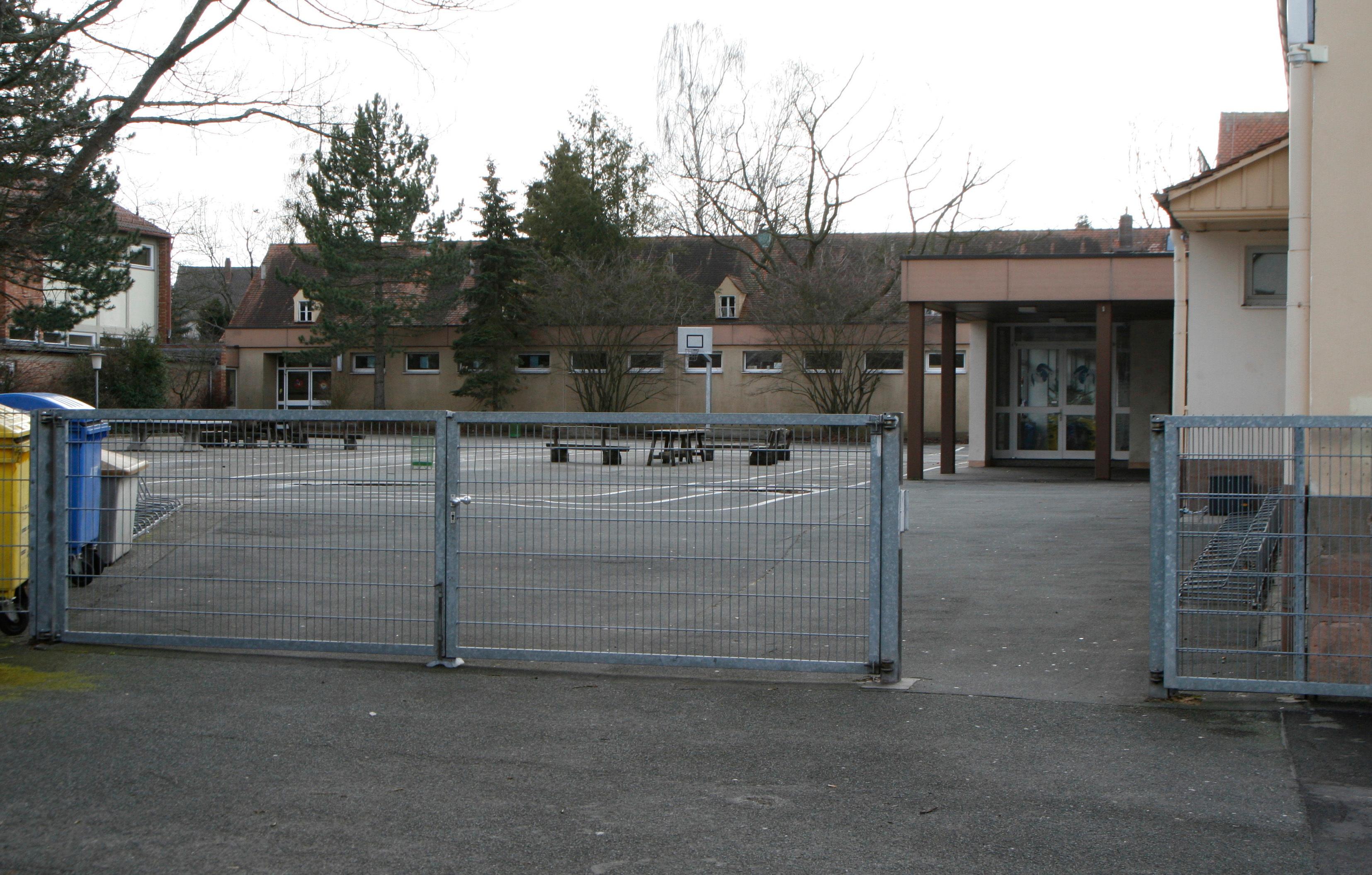 Die Buchenbühler Grundschule trägt ihren Stadtort schon im Namen. Sie ist 1921 als Siedlerschule gegründet worden. Heute hat sie eine ökologische Prägung, Müllvermeidung, Naturschutz und gesundes Pausenfrühstück sind dort wichtog. Zur Homepage der Buchenbühler Grundschule.