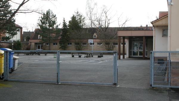 Die Buchenbühler Grundschule trägt ihren Stadtort schon im Namen. Sie ist 1921 als Siedlerschule gegründet worden. Heute hat sie eine ökologische Prägung, Müllvermeidung, Naturschutz und gesundes Pausenfrühstück sind dort wichtog. Zur Homepage der Buchenbühler Grundschule.