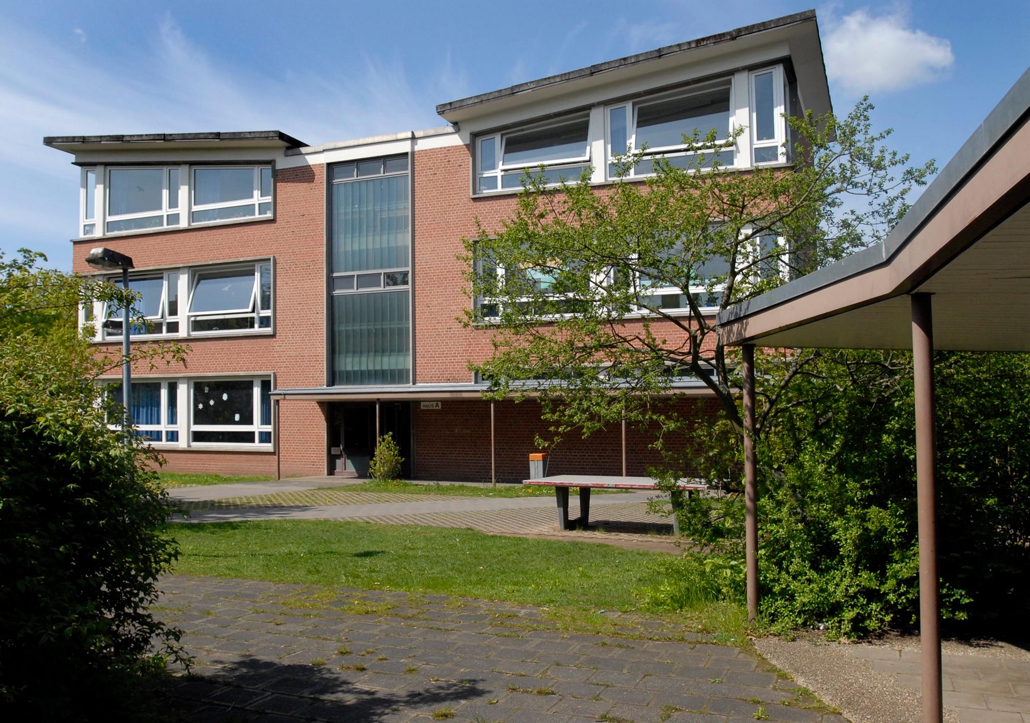 Die Carl-von-Ossietzky-Schule findet man im Stadtteil Sündersbühl. Sie ist eine Grund- und Mittelschule, an der Kinder vieler Nationalitäten friedlich zusammenarbeiten. Benannt ist sie nach dem Nobelpreisträger Ossietzky ("Soldaten sind Mörder"), der von den Nationalsozialisten verfolgt wurde. Zur Homepage der Carl-von-Ossietzky-Schule.