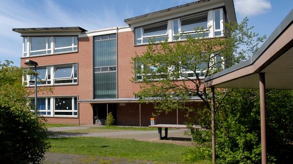 Die Carl-von-Ossietzky-Schule findet man im Stadtteil Sündersbühl. Sie ist eine Grund- und Mittelschule, an der Kinder vieler Nationalitäten friedlich zusammenarbeiten. Benannt ist sie nach dem Nobelpreisträger Ossietzky ("Soldaten sind Mörder"), der von den Nationalsozialisten verfolgt wurde. Zur Homepage der Carl-von-Ossietzky-Schule.