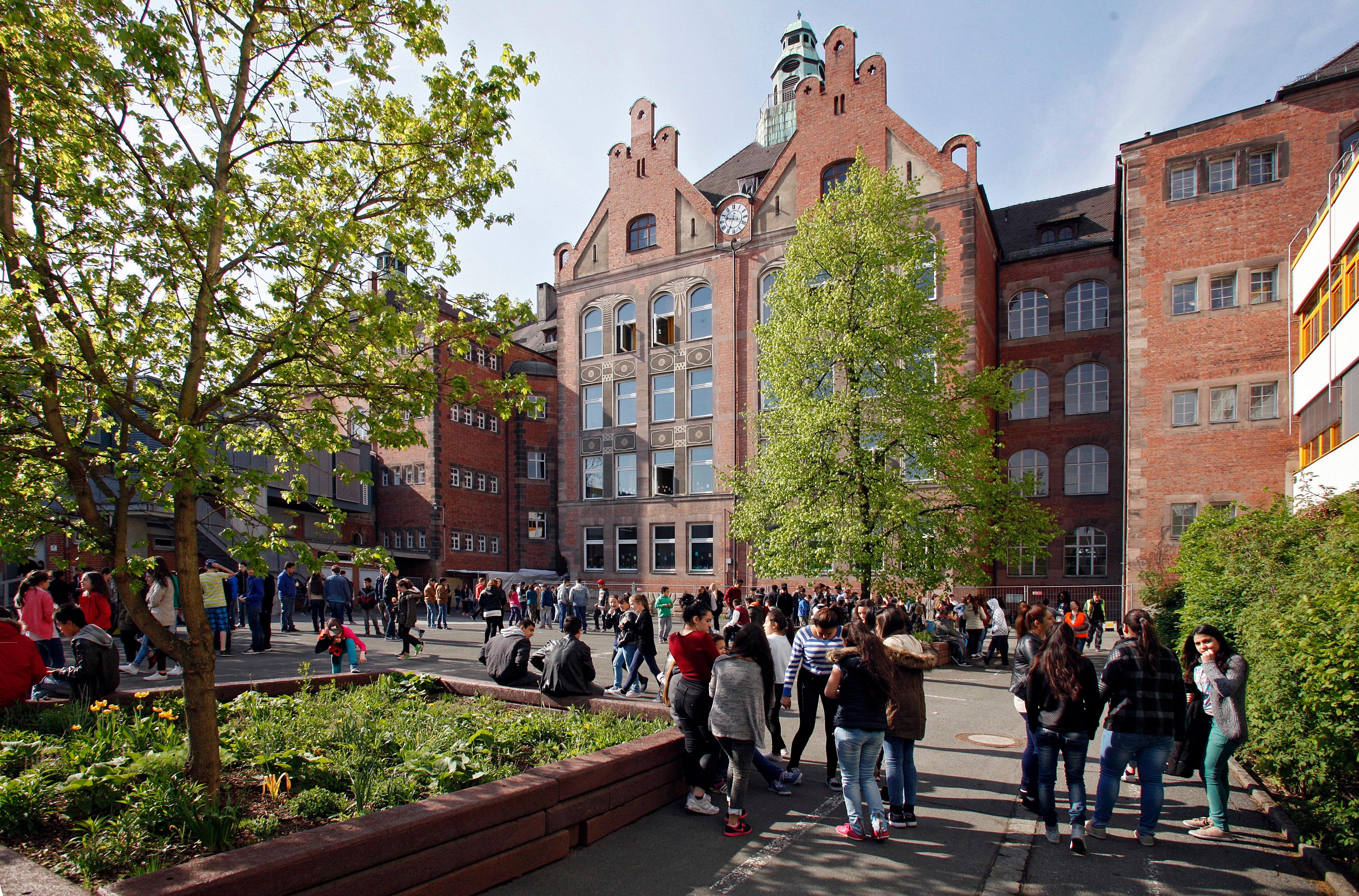 Die Dr. Theo-Schöller-Schule liegt im Stadtteil St. Johannis. Die Grund- und Mittelschule hat eine Ganztagsbetreuung und einen gebundenen Ganztagszug. Zur Homepage der Theo-Schöller-Schule.