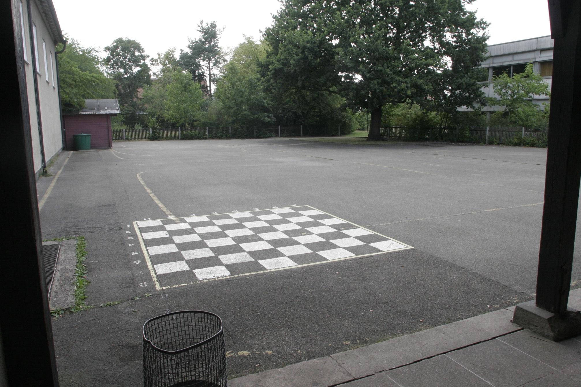 Die vierzügige Grundschule Nürnberg Eibach hat elf Klassen und in einer Dependance weitere sechs. Hier gibt es jahrgangsgemischte Eingangsklassen, in denen Erst- und Zweitklässler voneinander lernen können. Auch ein grünes Klassenzimmer ist vorhanden. Zur Homepage der Grundschule Nürnberg Eibach.