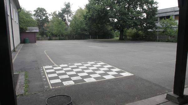 Die vierzügige Grundschule Nürnberg Eibach hat elf Klassen und in einer Dependance weitere sechs. Hier gibt es jahrgangsgemischte Eingangsklassen, in denen Erst- und Zweitklässler voneinander lernen können. Auch ein grünes Klassenzimmer ist vorhanden. Zur Homepage der Grundschule Nürnberg Eibach.