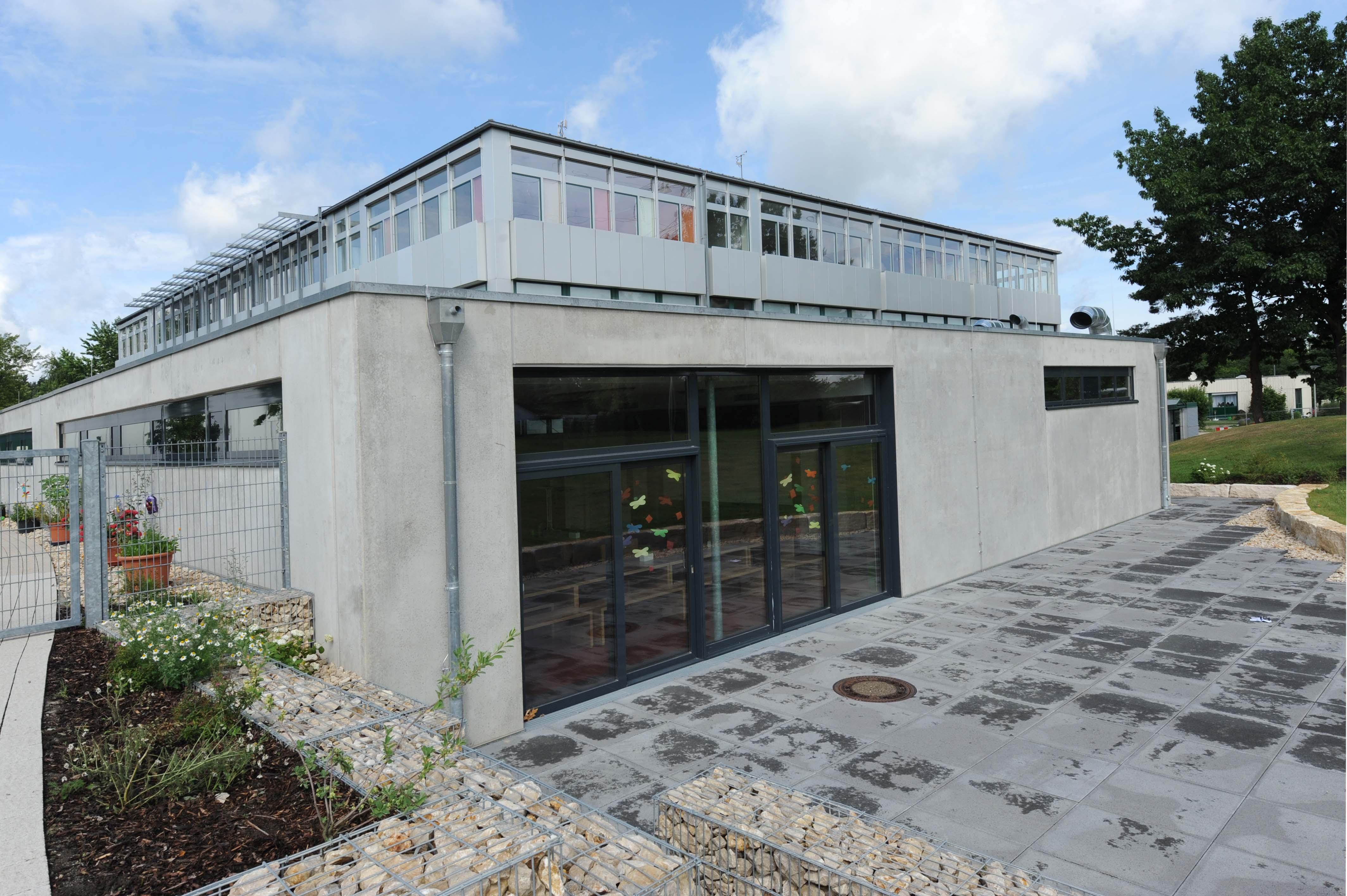 Die Erich-Kästner-Schule ist im Stadtteil Reichelsdorf ansässig. Die Grundschule hat 14 Klassen an zwei Standorten, in einer jahrgangskombinierten Klasse lernen Erst- und Zweitklässler miteinander. Das "Schulfruchtprogramm" versorgt die Schule täglich mit frischem Obst und Gemüse. Zur Homepage der Erich-Kästner-Schule.