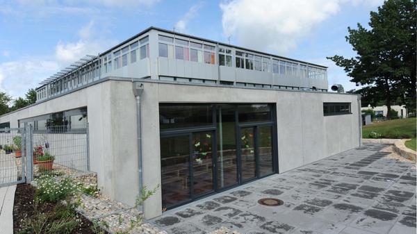 Die Erich-Kästner-Schule ist im Stadtteil Reichelsdorf ansässig. Die Grundschule hat 14 Klassen an zwei Standorten, in einer jahrgangskombinierten Klasse lernen Erst- und Zweitklässler miteinander. Das "Schulfruchtprogramm" versorgt die Schule täglich mit frischem Obst und Gemüse. Zur Homepage der Erich-Kästner-Schule.