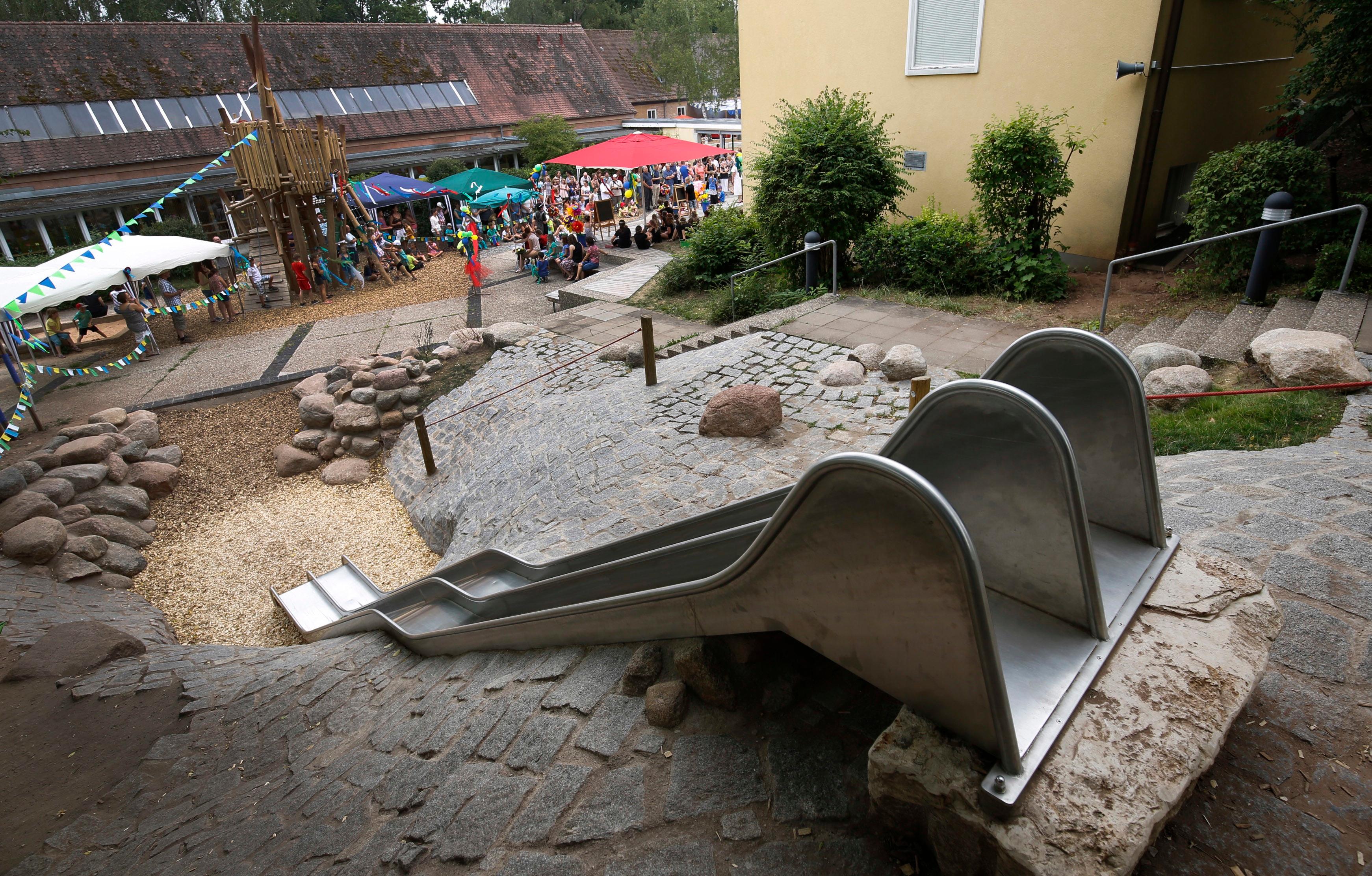 Die Grundschule Gebersdorf trägt ihren Standort schon im Namen. Sie liegt idyllisch im Grünen im Südwesten der Stadt und besteht schon seit 1937. Besonderes Schmuckstück der Schule ist der Spielhof. Zur Homepage der Grundschule Gebersdorf.