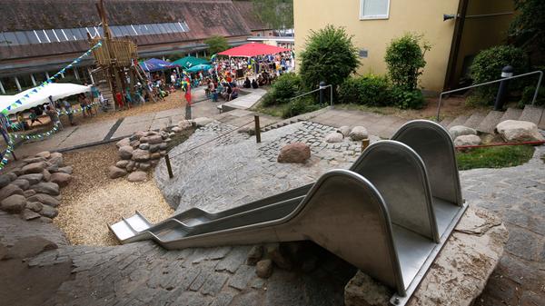 Die Grundschule Gebersdorf trägt ihren Standort schon im Namen. Sie liegt idyllisch im Grünen im Südwesten der Stadt und besteht schon seit 1937. Besonderes Schmuckstück der Schule ist der Spielhof. Zur Homepage der Grundschule Gebersdorf.