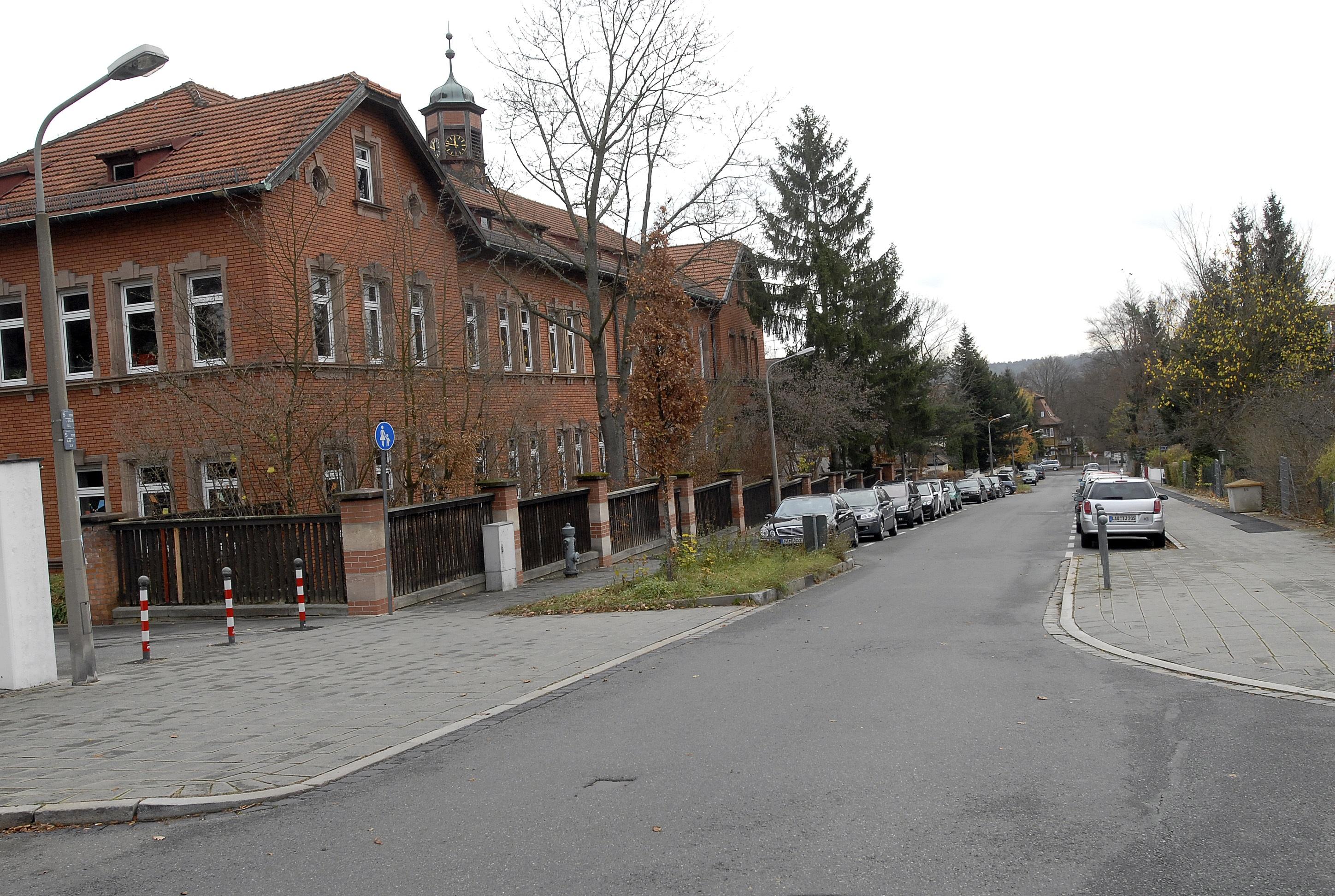 Die Gebrüder-Grimm-Schule ist eine Grundschule und liegt im Nürnberger Osten in Erlenstegen. Ein Froschbrunnen im Schulhof erinnert an die Namensgeber der kleinen Schule. Zur Homepage der Gebrüder-Grimm-Schule.