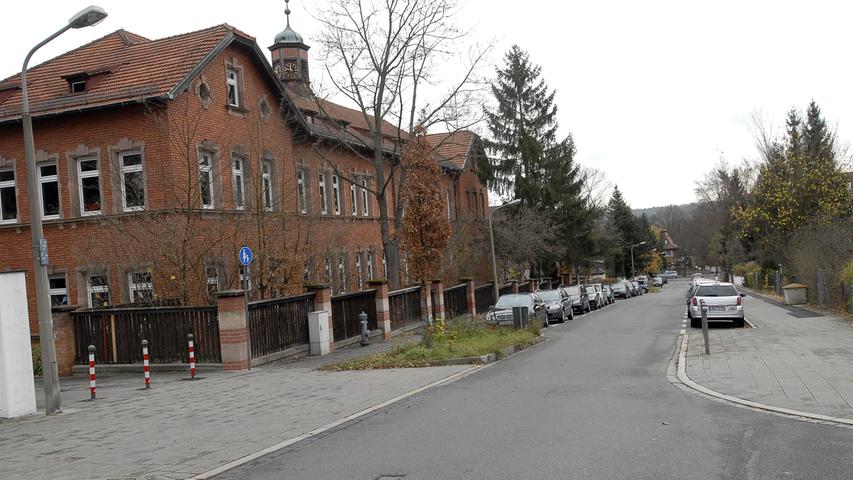 Die Gebrüder-Grimm-Schule ist eine Grundschule und liegt im Nürnberger Osten in Erlenstegen. Ein Froschbrunnen im Schulhof erinnert an die Namensgeber der kleinen Schule. Zur Homepage der Gebrüder-Grimm-Schule .