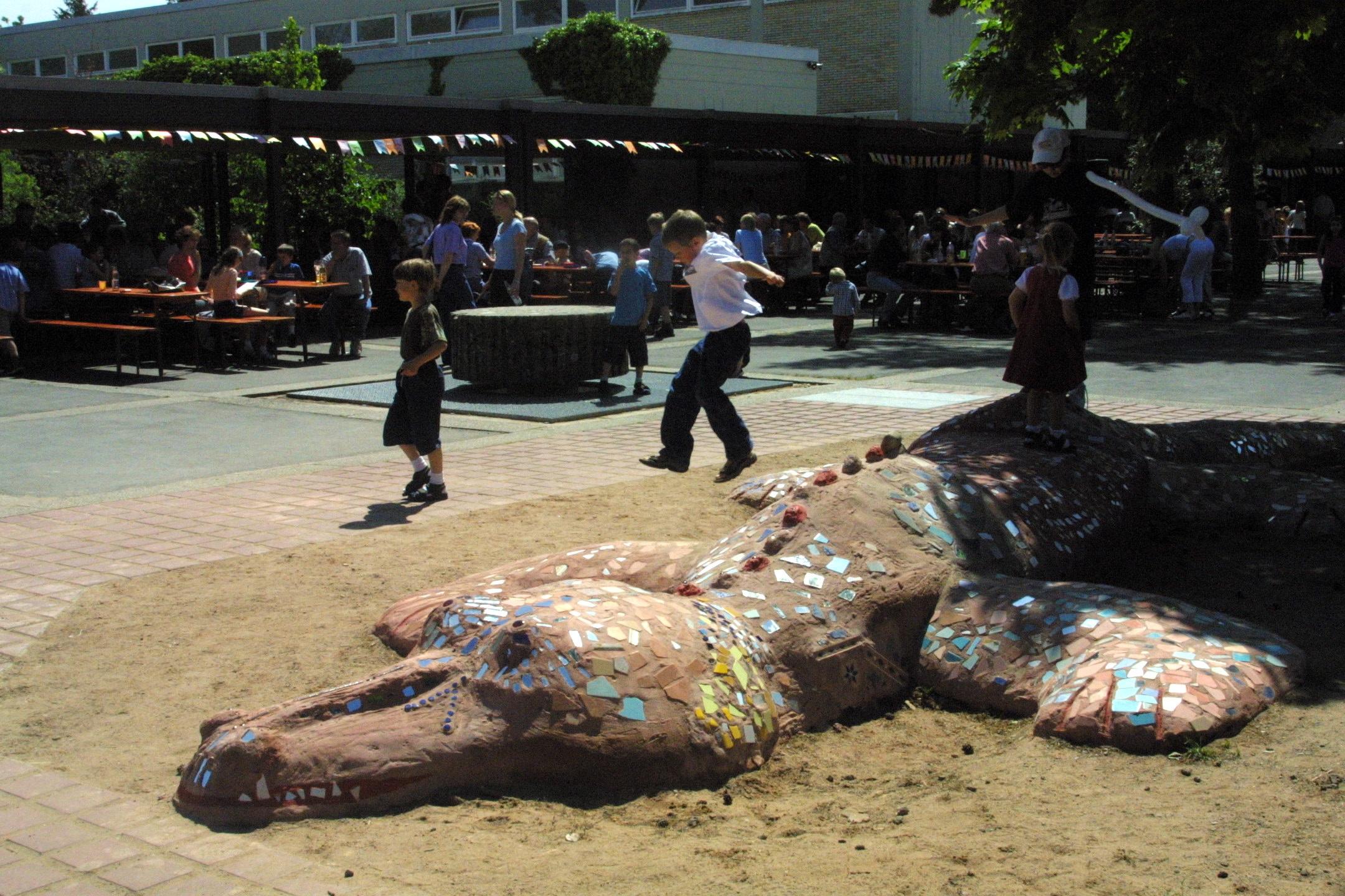 Nahe des Rangierbahnhofs in Langwasser, in der Kettelersiedlung, liegt die Ketteler-Schule. Zur Homepage der Ketteler-Schule.