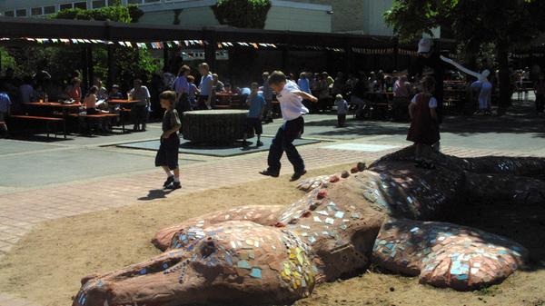 Nahe des Rangierbahnhofs in Langwasser, in der Kettelersiedlung, liegt die Ketteler-Schule. Zur Homepage der Ketteler-Schule.