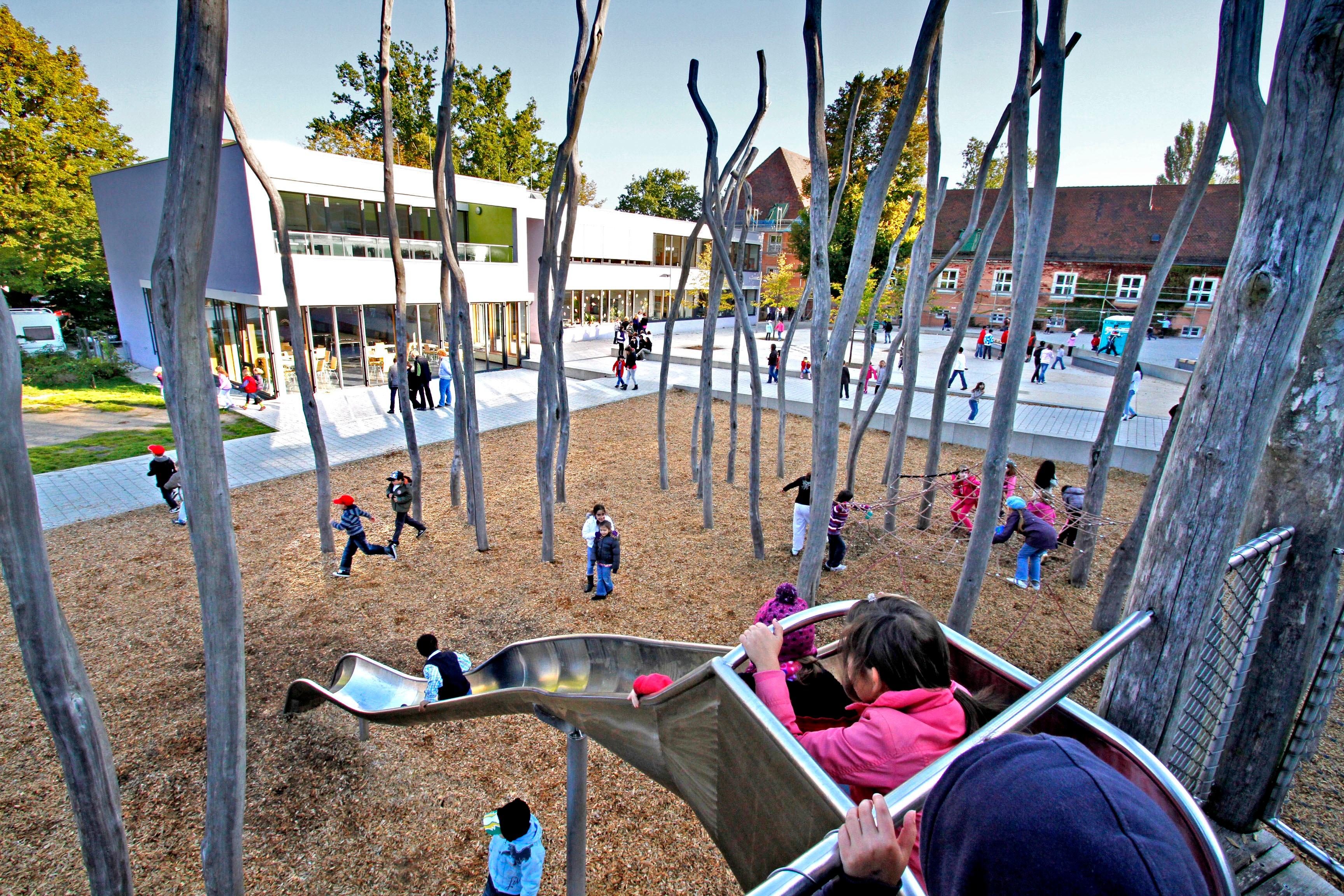 Die Konrad-Groß-Schule liegt in unmittelbarer Nähe zum Nordostbahnhof. Zur Homepage der Konrad-Groß-Grundschule.