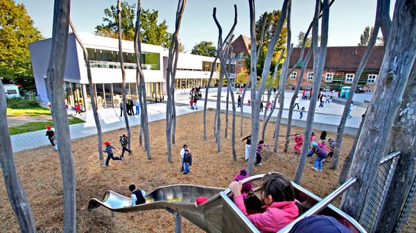 Die Konrad-Groß-Schule liegt in unmittelbarer Nähe zum Nordostbahnhof. Zur Homepage der Konrad-Groß-Grundschule.